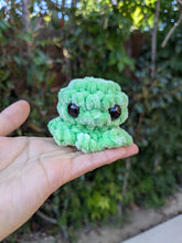 Load image into Gallery viewer, Mini Octo | Crochet Plush Toy